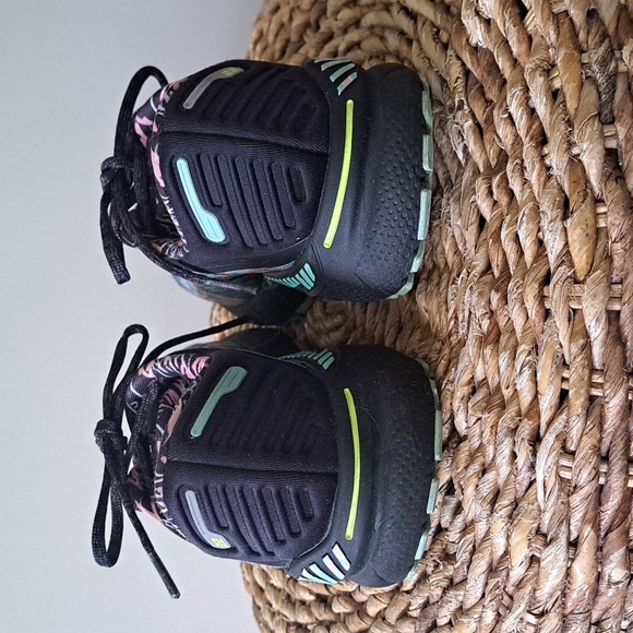 Brooks Womens Adrenaline GTS 22 Grafitti Print Running/Training‎ Sneakers S-7 - Picture 5 of 10